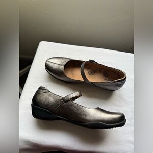 Taos Women's Ta Dah Mary Jane shoes in a pewter metallic color Size 9.5